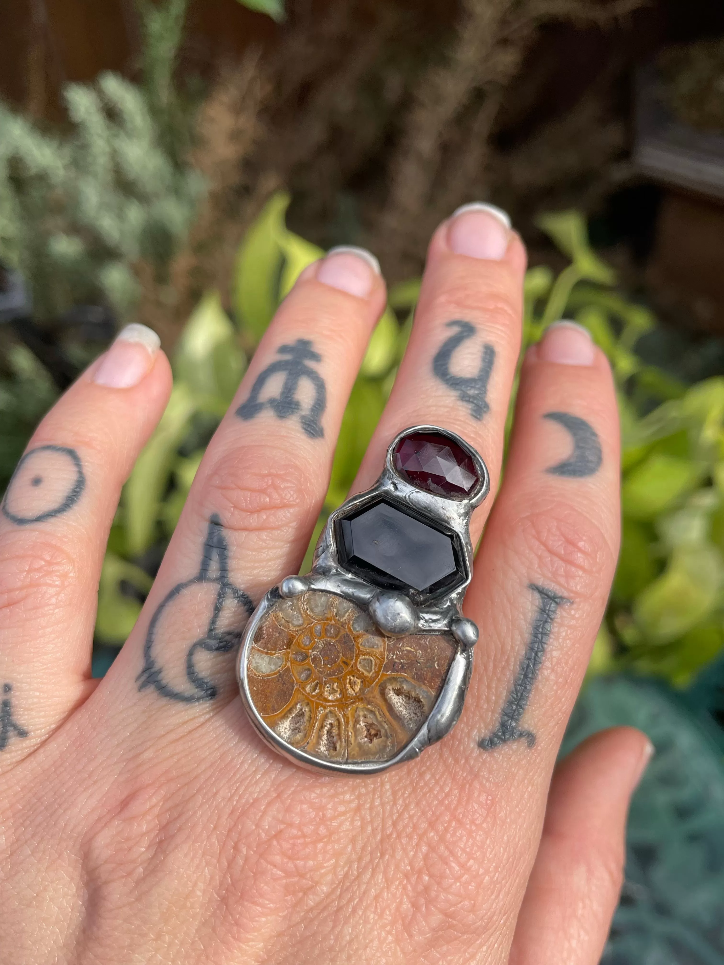 Ammonite, Onyx and Garnet ring size 7