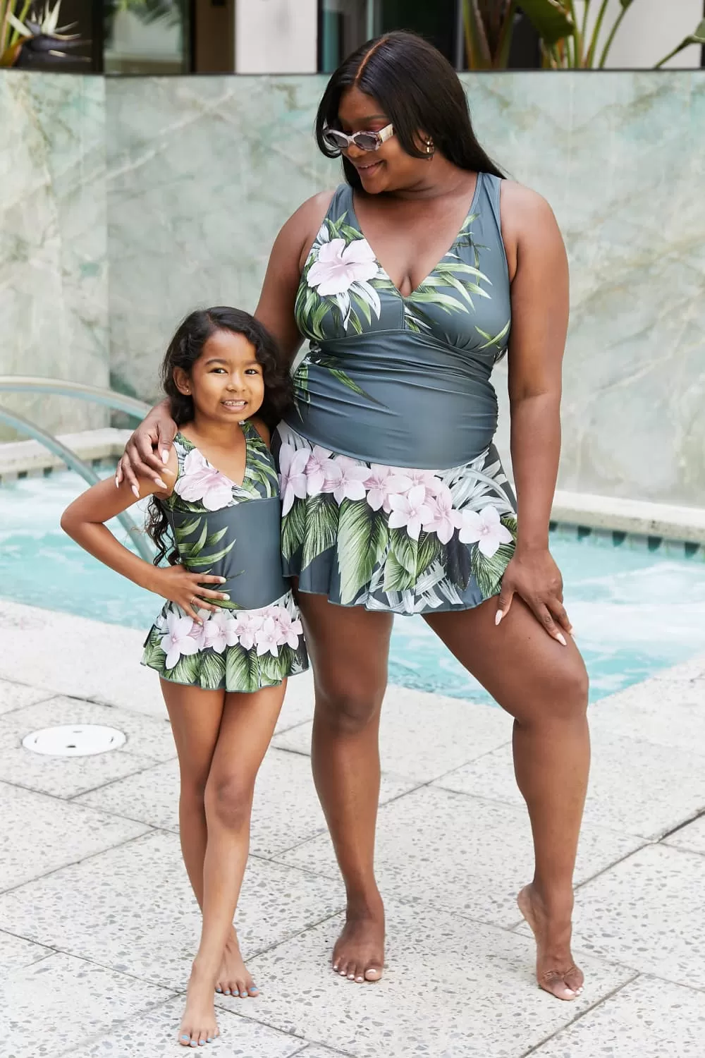 Marina West Swim Plus Size Clear Waters Badekleid in Aloha Forest Mother Daughter Bademode