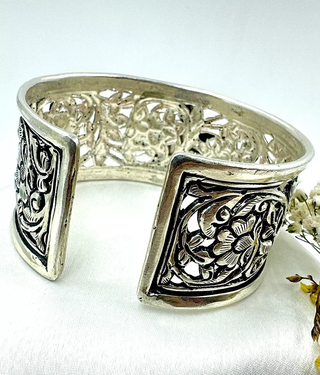 The Patterned Silver Kundan Cuff